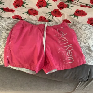 Calvin klein badbyxor - Ett par Calvin klein badbyxor som är använda ca 10 gånger, nypris 500 kr