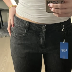 lågmidjade jeans - lågmidjade svarta bootcut jeans från C&A. midjemått ca 76cm och innerbensmått ca 80cm.