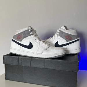 Intressekoll på ett par Aj1👟, Boxen📦 är skadad men skorna i bra skick, 8/10. Köpta på Nike outlet i USA. OBS EJ TILL SALU