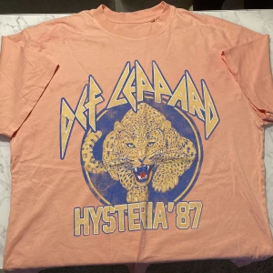 Oversized T-shirt Rosa orange - Bra kvalitet, köpt på Carlings. Inget fel på den alls, har endast bytt stil själv