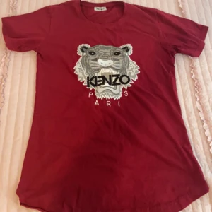 Kenzo t-shirt - säljer min kenzo tröja i färgen vinröd. Står att de storlek M men passar mig i Xs/S. Den är i jätte bra skick då jag aldrig använt den eftersom den inte riktigt är min stil, hör av er vid intresse eller frågor!