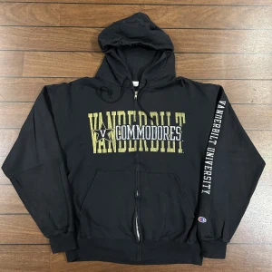 Champion Vanderbilt Zip Hoodie - Snygg vintage zip Hoodie i storlek L! Bara att skriva om du undrar över något🙏