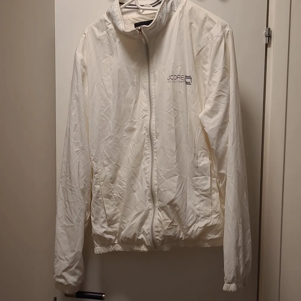 Size M well used and in good condition white jacket.  Feel free to contact for more info. & in Swedish. Jackor.