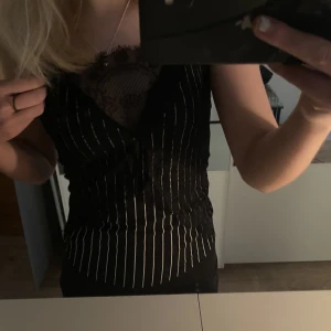 Zara topp - En zara topp som ej säljs längre super sött och nästa helt ny,säljer för ej hunnit använda den🌸