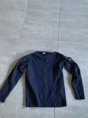 Stone Island tröja - Säljer nu min stickade Stone Island tröja för att jag har växt ur den. Nypris 2200kr, använt sällan och är i mycket bra skick, äkta såklart!
