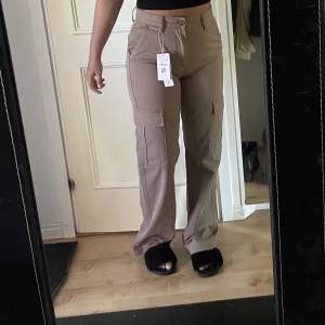 Cargobyxor Stradivarius beige  - Helt oanvända 