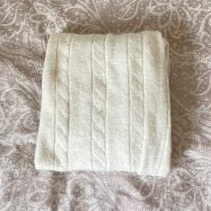 Mjukisbyxor - Kabelstickade mjukisbyxor som är för långa på mig 🤍Har dock använts en del och är lite noppriga här och var (skickar gärna bild), frakt tillkommer på 66kr!