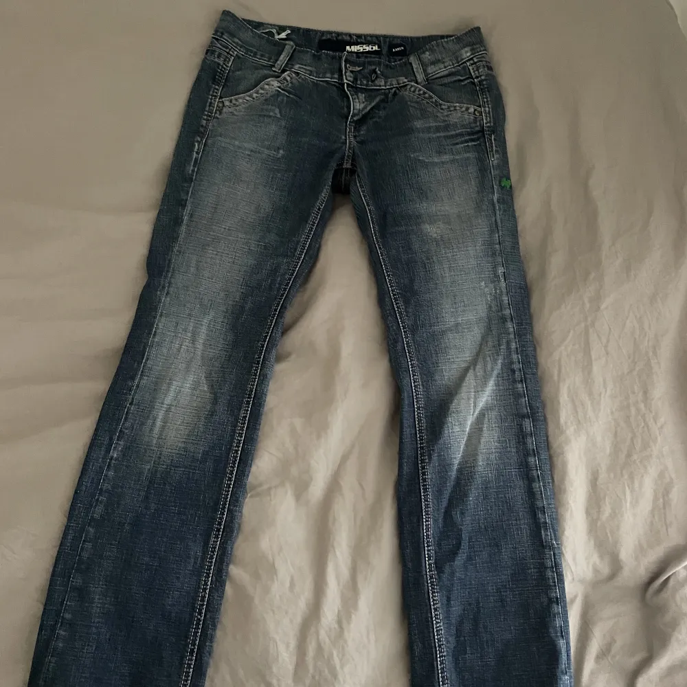 Lågmidjadd jeans använt endast några gånger. Storlek 36 men skulle säga dem passar allt mellan 34-38. Jeans & Byxor.