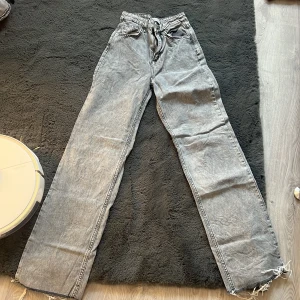 Gråa Jens hög midja  - Säljer mina högmidjade jeans jag köpte utomlands för 900 använt dom 6 ggr ❤️