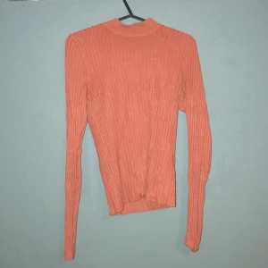 Långärmad  - Storlek M, fick av en vän så gissar på rätt mycket använd, den är rätt stretchig men endå tajt