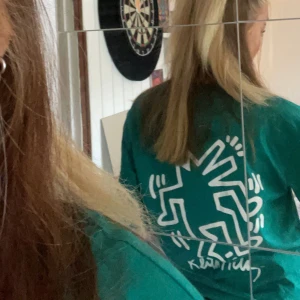 Grön T-shirt med tryck  - Intressekoll på denna skit snygga T-shirt med tryck. Stl XS oversized från en H&M collab.