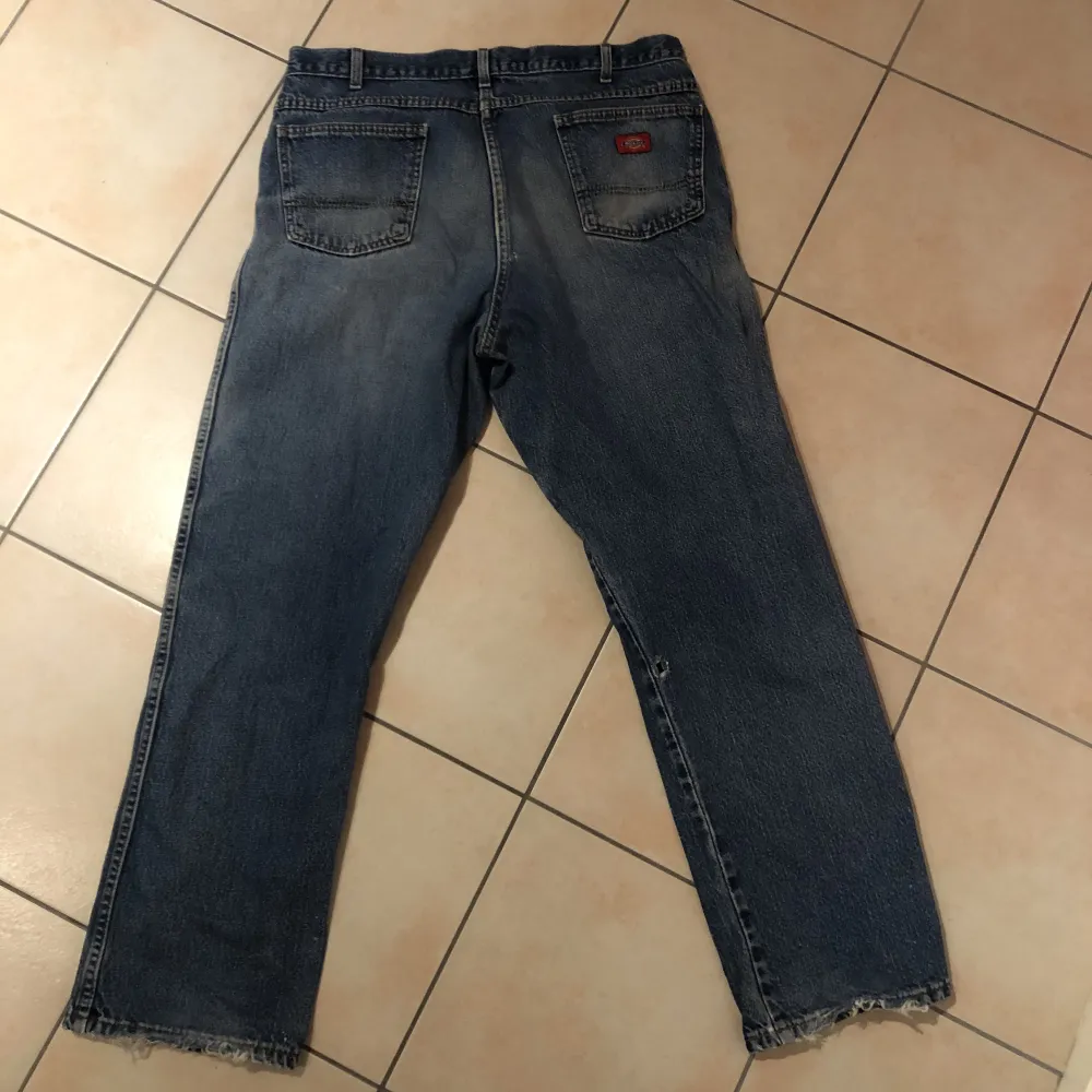 Dickies jeans i storlek 40/32. Säljes då de är för stora för mig. Använder mig bara av ”köp nu” funktionen, bara att höra av dig om du har nån fråga eller fundering :) . Jeans & Byxor.