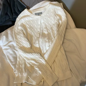 Stickad kofta  - Det är 2 stickade tröjor med knappar jag säljer dom för 75 kr styck då jag köpte dom för ca 150kr från Ullared. Storlek S. Säljer då de inte kommer till användning. Pris kan diskuteras och bara att fråga om du vill ha fler bilder ❤️❤️💕