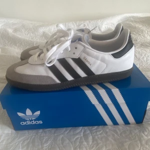 Adidas Samba - Helt oanvända Adidas Samba. Tyvärr för små för mig så byter gärna mot ett par i storlek 44. 