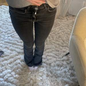 säljer mina snygga bootcut jeans från Gina tricot💕 de kommer ej till användning tyvärr💕 skriv för fler bilder. 