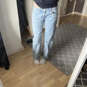 Säljer dessa superfina lågmidjade jeans ifrån weekday i storlek 25/32.  (Jag har vanligtvis stl 34 i jeans)  Kan skickas, köparen står för frakten