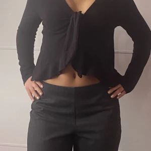 Ivyrevel svart topp - Svart tröja från Ivyrrvel man kan knyta den lösare och tightare vid bysten. Påminner mycket om design by Si topparna. I mycket bra kvalite. Storleken står inte men den är Xs/s. Buda