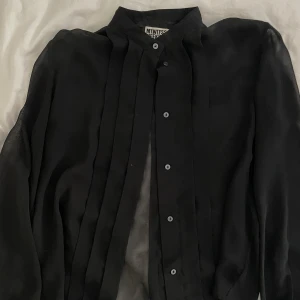 Blus - Svart blus från Weekday 