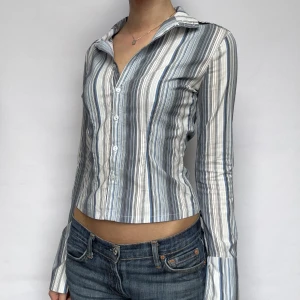 Randig skjorta - Säljer min favvo skjorta! Märket är Orsay. Väldigt fin passform samt långa ärmar👌🏻👌🏻 Färgerna är blåa inte gråa😄