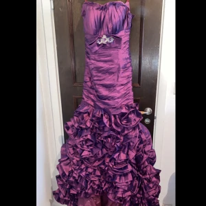 Festklänning  - Festklänning med släp Använd en gång