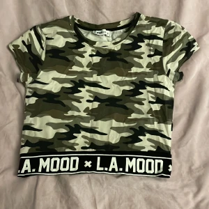 Kort t-shirt - En kort t-shirt. Militär grön. Använd men tvättas och stryks innan köp.☺️💕