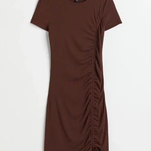 brun klänning - brun ribbad klänning med ”drawstring”. storlek xxs men väldigt stretchig så sitter som xs och s med. nypris 150kr 