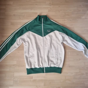 Tröja/jacka från Fred Perry.  . - Fin oldschool tröja/jacka från Fred Perry. Använd endast ett antal gånger.