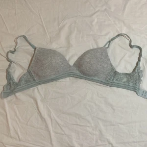 Grå bh, 75B - Grå bh i storlek 75B. Endast använd 1 gång!