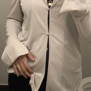 Tröja  - Superfin och passar bra till sommaren och nu. Använde den bara en gång så den är i nyskick men färgen passar inte mig 