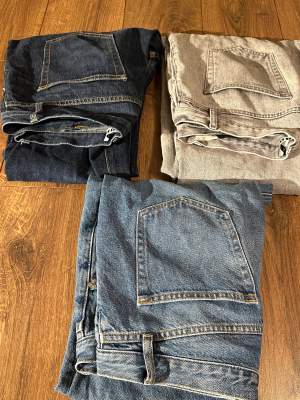  GRÅ (sålda) ljusblåa (SÅLDA) Säljer mina OG hope rush denim jeans! 850kr styck! Färgerna är grå, mörkblå och ljusblå. De gråa och mörkblåa är storlek 32 och dom ljusblåa är i storlek 31. Dom gråa har även en lätt utrvätt på framsidan!
