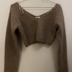 Croppad stickad topp - Säljer denna croppade stickade topp från Gina i storlek S, endast testad så i nyskick! Blir ej använd..