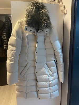 Lång vinter jacka- ESPRIT - Storlek 32, aldrig använt, ny utan prislapp.