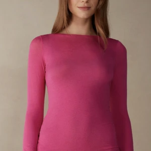 Intimissimi  - Säljer min rosa Intimissimi tröja. Den är i väldigt bra skick och är knappt använd. Köparen står för frakt! 