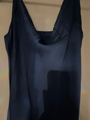 blå silkes klänning - En superfin blå klänning. Den är lagom lång och har en super fin "krage". Den har även så att man kan justera banden till kortare eller längre. Föreslå hur mycket ni hade kunnat betala sp löser vi priset💕