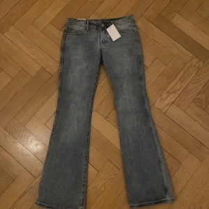 Brandy Melville jeans  - Säljer dessa Brandy Melville Eleanor Jeans.💙 Lågmidjade straight leg. Helt oanvända! Säljer pga för långa:( Storlek: S. Nypris: 440kr. Mått: Innerbenslängd: 77 cm Waist: 74 cm