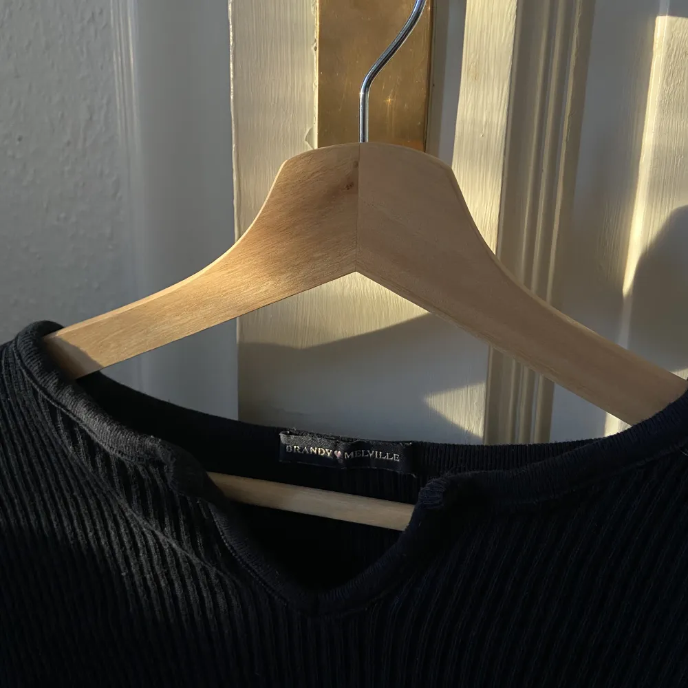 Mörkblå croppad långärmad tröja, ribbad med V-neck. Använd ett fåtal gånger och är i nyskick! Använd gärna köp nu. Toppar.