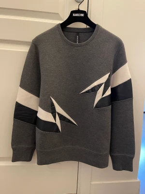 Neil Barrett sweatshirt tröja  - Storlek S, bomber fit som passar stor i storlek  Mycket bra skick   Finns hämta i Stockholm eller frakt 