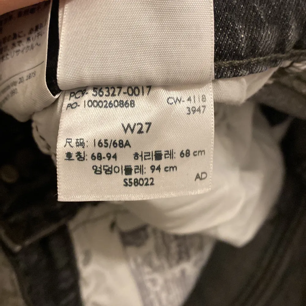 Hej! Säljer mina snygga levi’s short för att de inte kommer till andvändning, aldrig använda!! Köpt för ca 700kr🙌🏻. Jeans & Byxor.