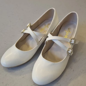 Evelyn Tokyo klackskor - Helt nya klackskor köpt från märket Evelyn i Japan för 700 kr  Oanvända!! Storleken är 24.5 cm motsvarar 38