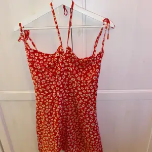 Röd blommig klänning i xs/s