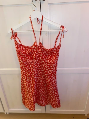 Röd blommig klänning - Röd blommig klänning i xs/s