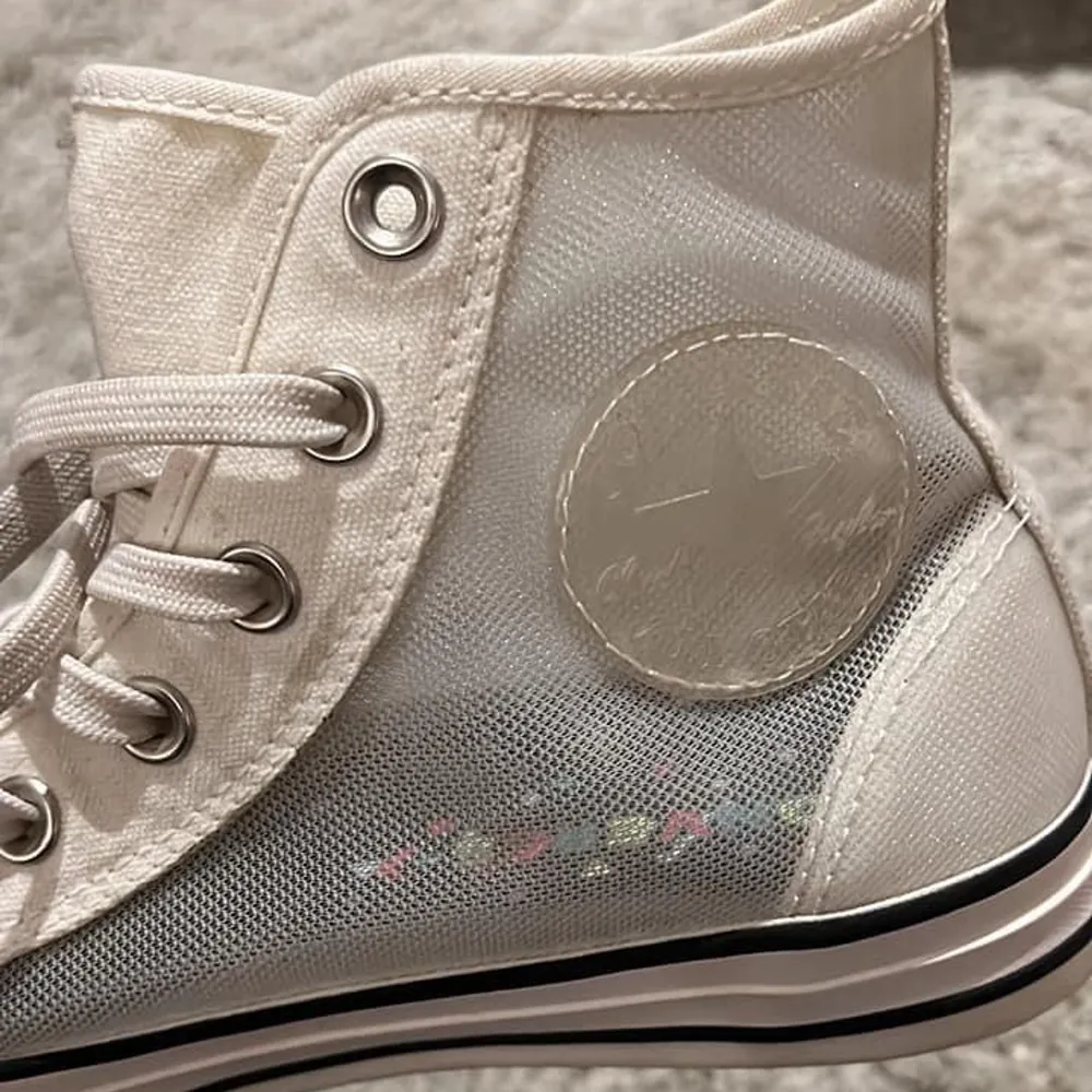 Säljer mina super snygga converse special edition! Säljer dessa skor på grund av att de är för små, endast använda vid ett tillfälle. Köpte skorna för 1200kr och säljer nu för 800kr. Skor.