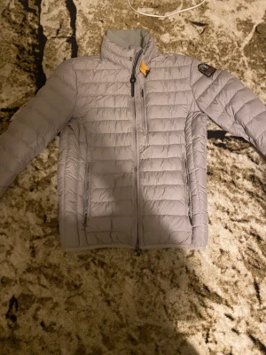 PARAJUMEPS JACKA storlek S - NÄSTAN HELT OANVÄND FINNS INGET FEL MED JACKAN sällsynt och jävligt snygg. Först till kvarn får en sjuk t-shirt med