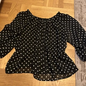 Prickig blus - Prickig blus ifrån hm, jätte fin och perfekt till sommaren. Väldigt fin i urringningen och fåtal gånger använd. 