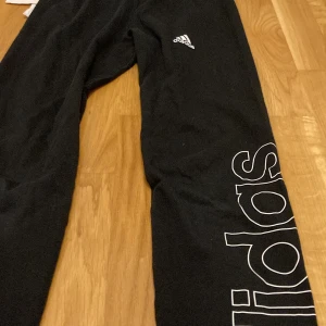 Tısört leggıns - En leggıns med en tısört passar yıll 13/14ar 