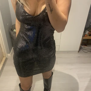 Kläning  - Sjukt snygg fest kläning från H&M, aldrig använd