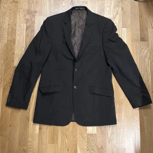 Kavaj  - Mörk brun kavaj med skön rak söm. Sparsamt använd. 