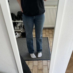 zara jeans  - säljer super fina zara jeans. älskar de men behöver sälja på grund av de inte passar längre. Storlek 38. Skriv för frågor! 