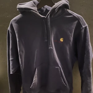 CARHARTT WIP AMERICAN SCRIPT HOODIE - Säljer min CARHARTT WIP hoodie för att den aldrig används och blev tyvärr aldrig använd så mycket heller.  Strl: S, bra skick