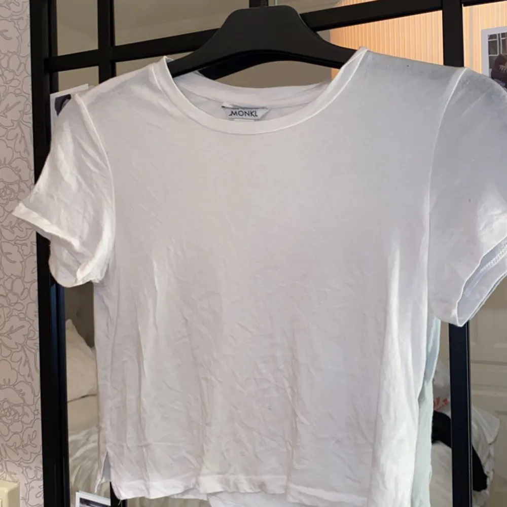 Lite oversize vit tröja. Tröjan är i xxs men är som en S. Använd 1 gång ungefär så är i bra skick🤍🤍. T-shirts.